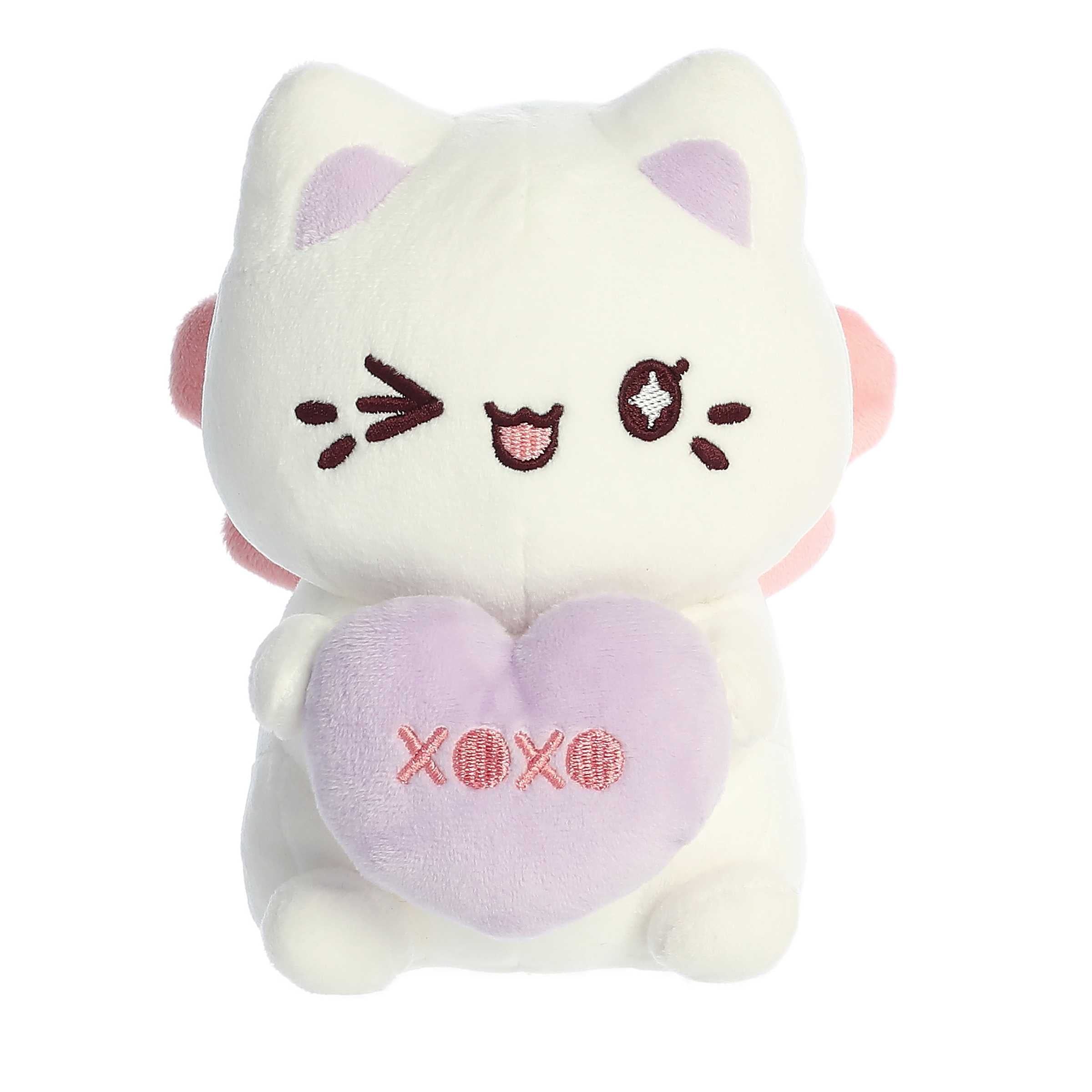 White Candy Heart Sitting Mewochi with pink angel wings holding "xoxo" candy, from Tasty Peach Valentine plushies